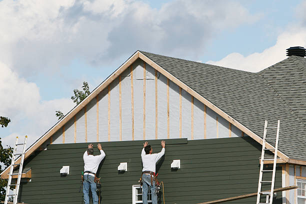 Professional Siding technician working in Brookfield, OH